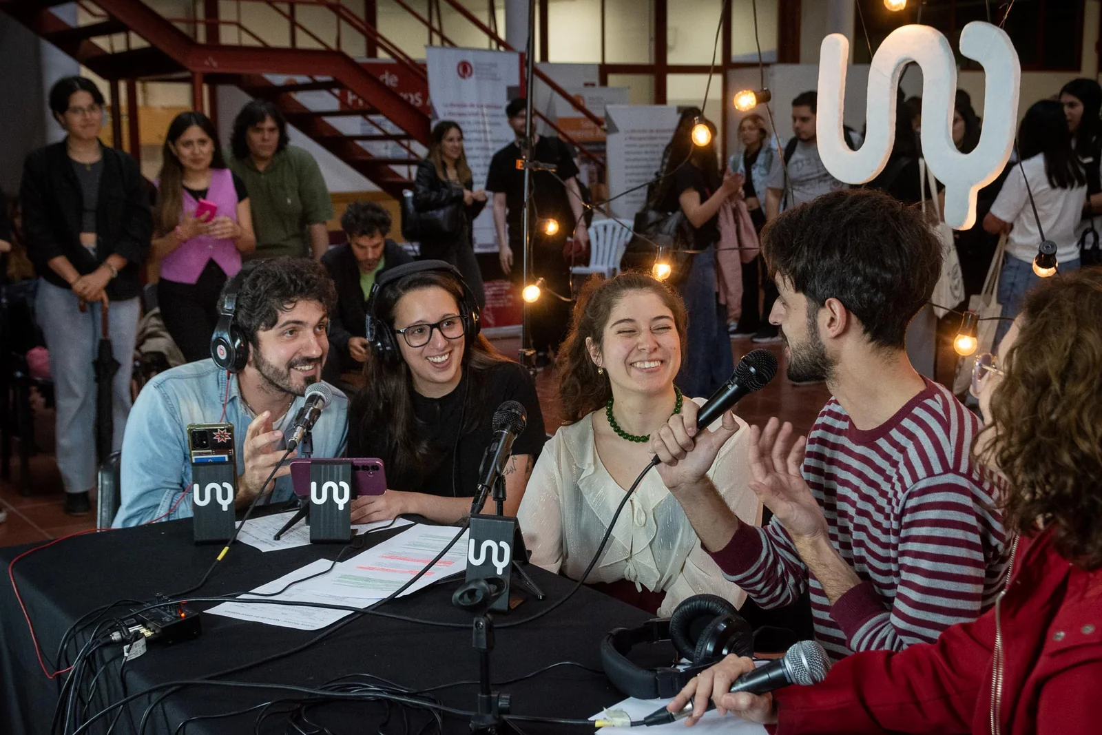 Mesa de conversación y streaming en una actividad universitaria